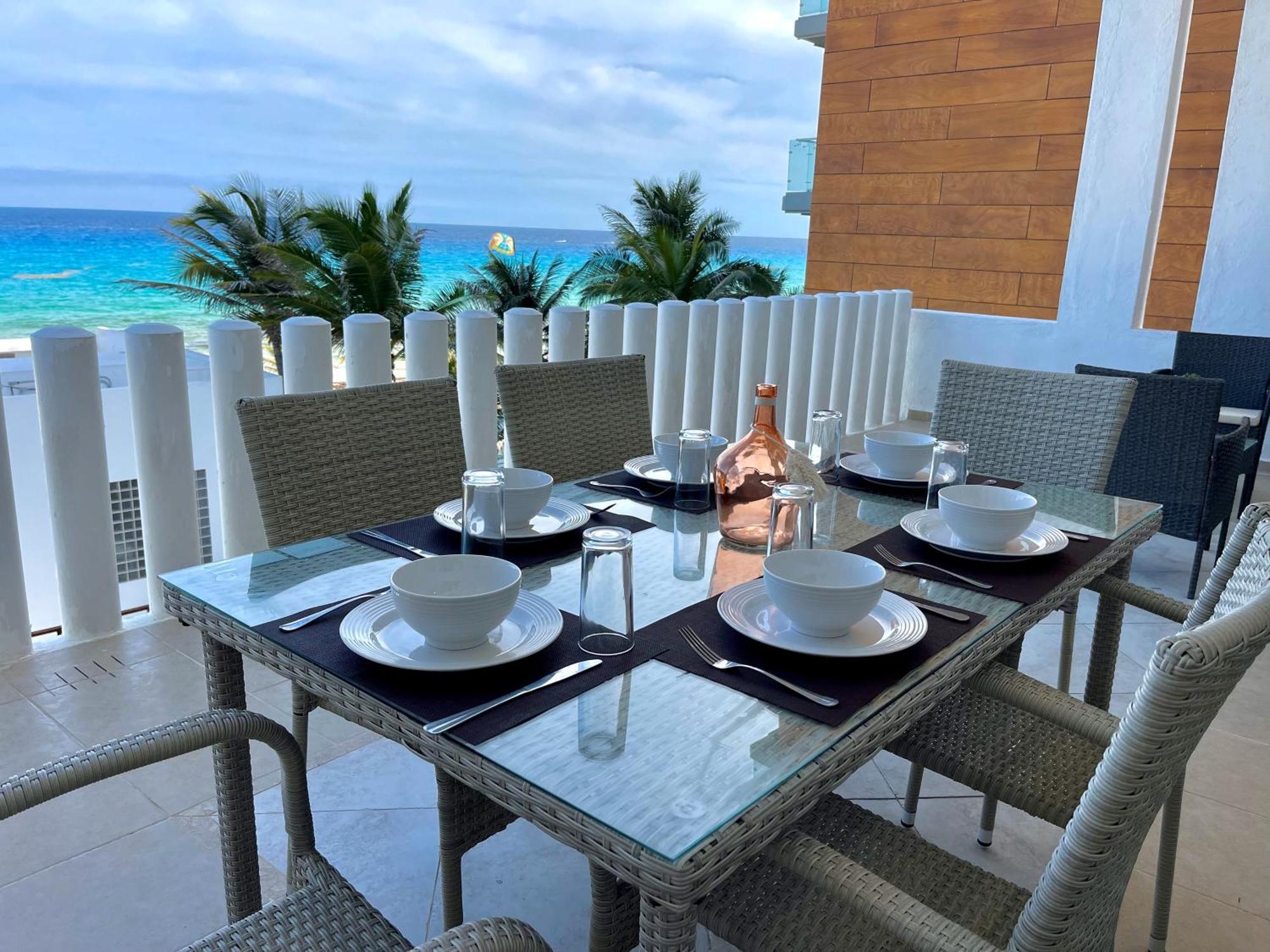 Beachfront With Pool & Stunning Views Casa de férias Cancún